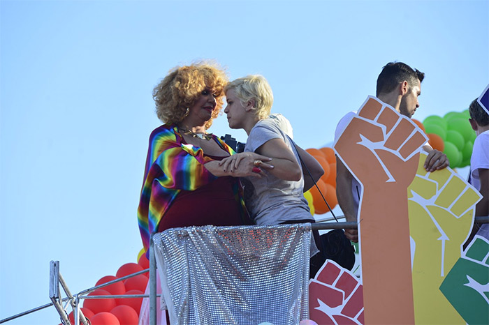 Leandra Leal participa da Parada Gay no Rio de Janeiro