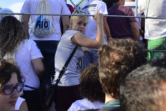 Leandra Leal participa da Parada Gay no Rio de Janeiro