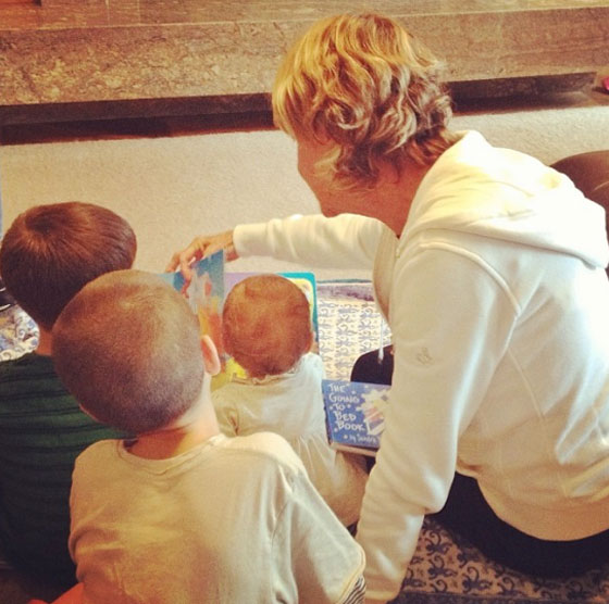 Gisele Bundchen posta foto da sogra com os filhos
