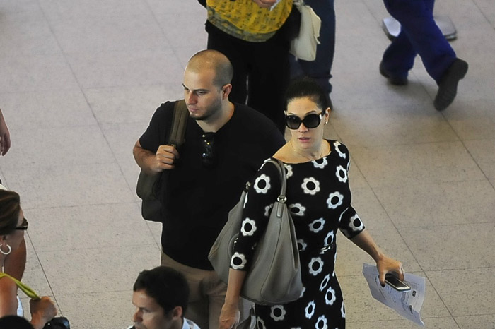  Cláudia Raia usa vestido elegante em aeroporto no Rio