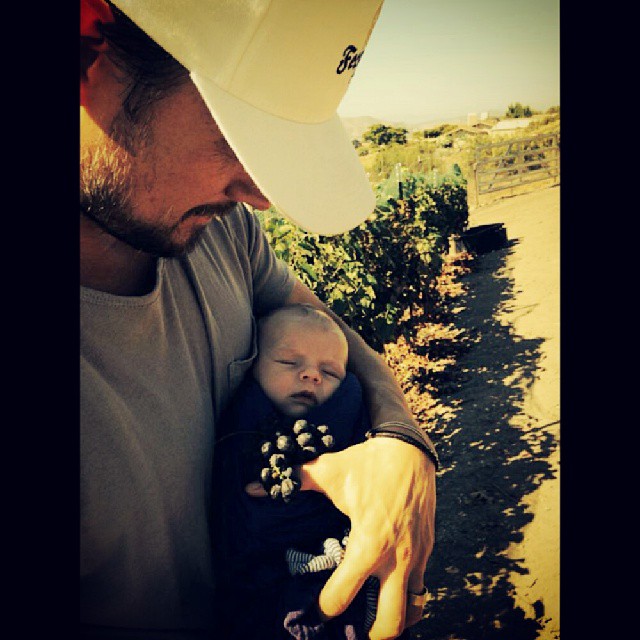 Josh Duhamel passeia com o filho em fazenda