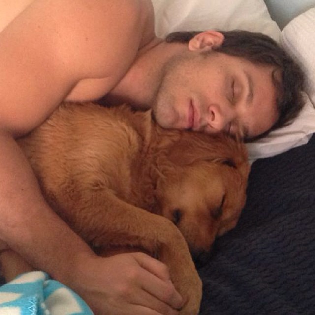 Ex-BBB Eliéser dorme agarrado ao seu cachorro