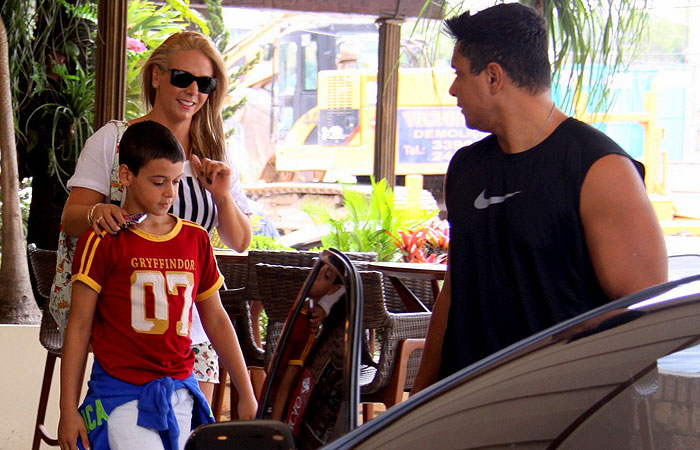 Carla Perez e Xanddy almoçam com os filhos na Barra da Tijuca