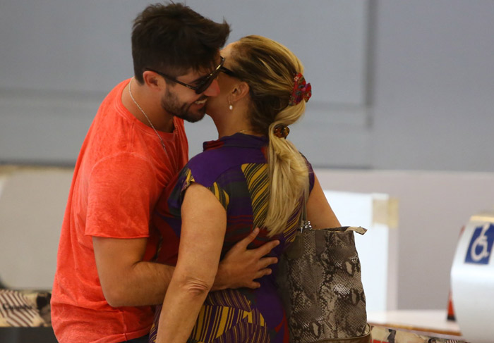 Susana Vieira e Sandro Pedroso em cenas românticas no aeroporto