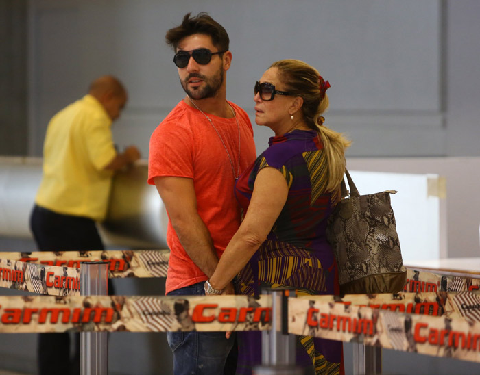 Susana Vieira e Sandro Pedroso em cenas românticas no aeroporto