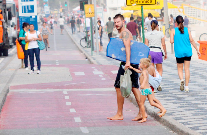 Rodrigo Hilbert se diverte com os filhos gêmeos na praia