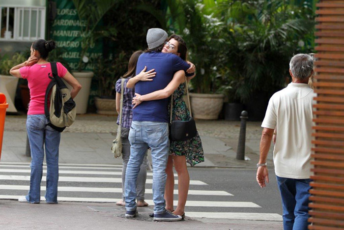 Alinne Moraes exibe barriguinha da 1ª gravidez ao lado do namorado