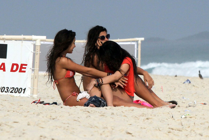 Filha de Flávia Alessandra curte praia com as amigas