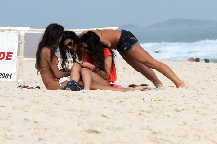 Filha de Flávia Alessandra curte praia com as amigas