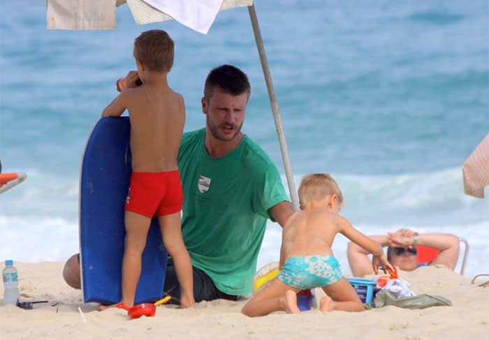 Rodrigo Hilbert se diverte com os filhos gêmeos na praia 