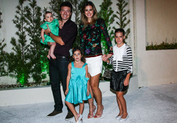 Rodrigo Faro, Vera Viel e as três filhas do casal.