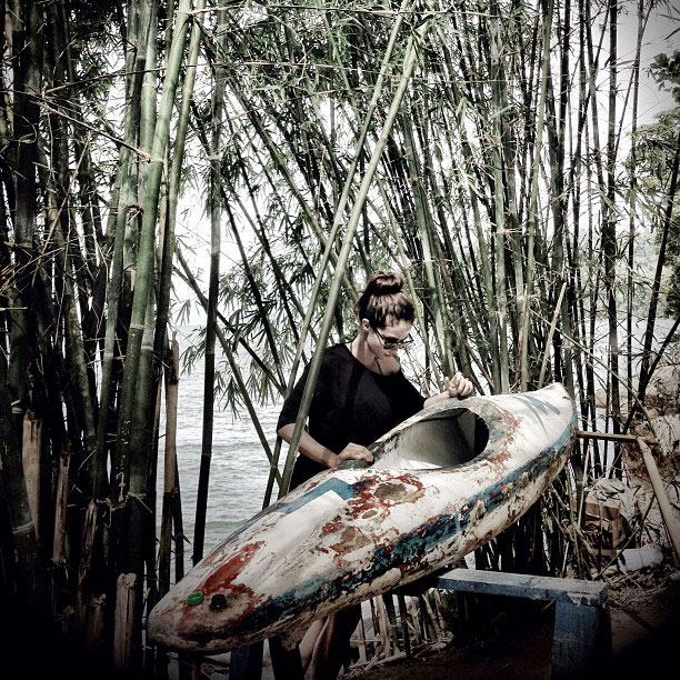 Nanda Costa mexe com caiaque velho no meio de bambuzal