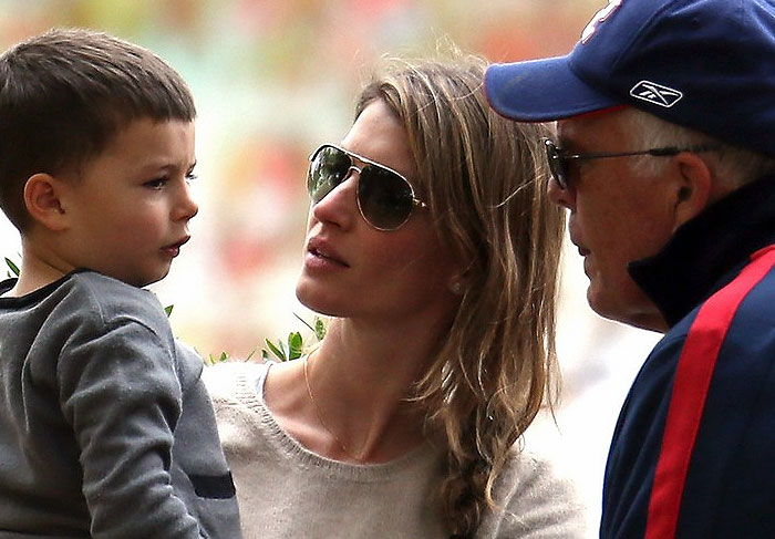 Gisele Bündchen vai ao parque com os filhos e os sogros