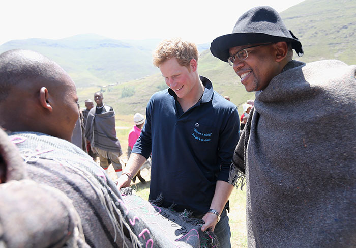 Príncipe Harry pega no pesado e ajuda a construir escola na África