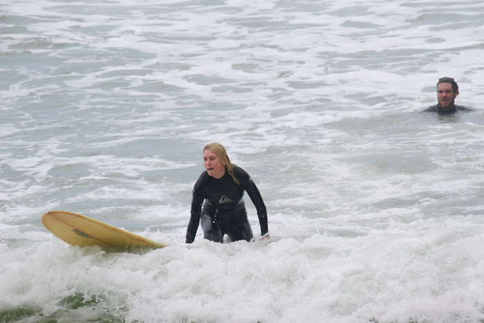 Letícia Spiller tem aulas de surfe em praia carioca