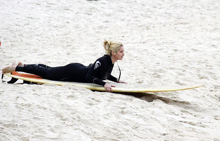 Letícia Spiller tem aulas de surfe em praia carioca