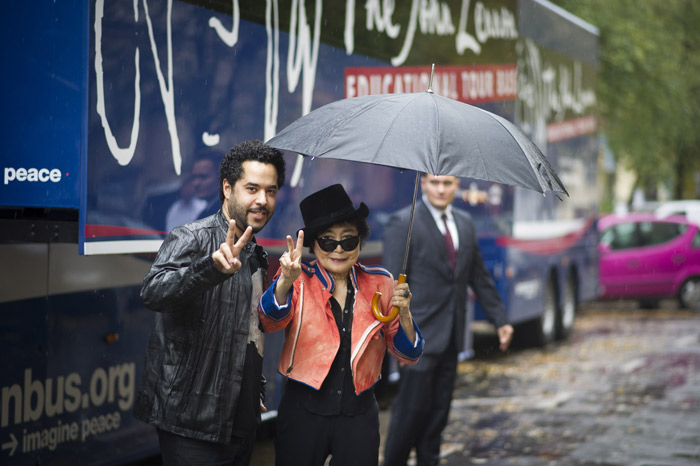 Yoko Ono visita o John Lennon Educational Tour Bus, em Berlim