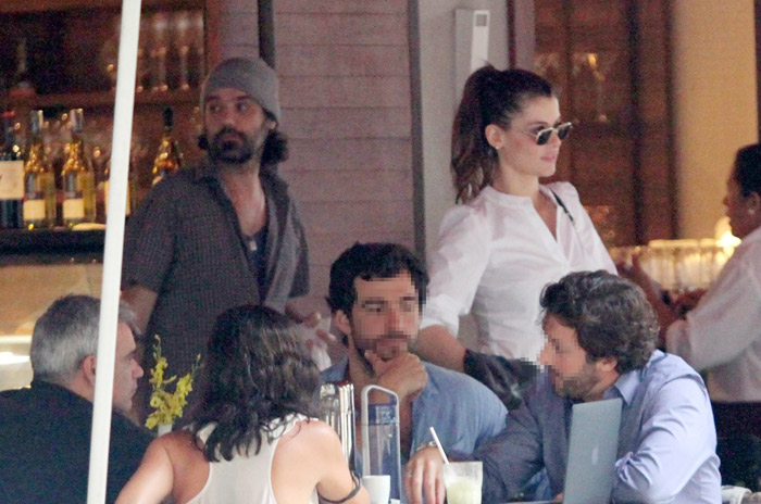 Alinne Moraes almoça com o namorado em restaurante do Rio