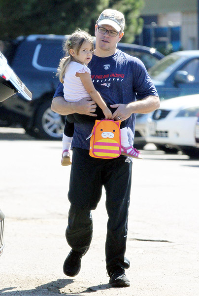 Matt Damon passeia com a filha Stella por Los Angeles
