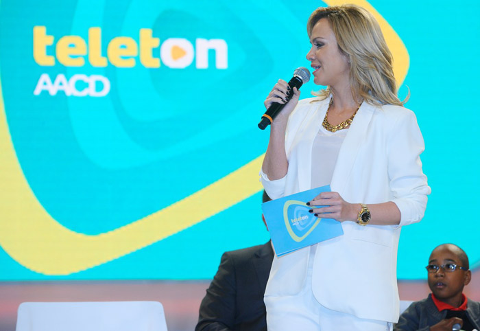 Eliana dá o pontapé inicial para o Teleton 2013