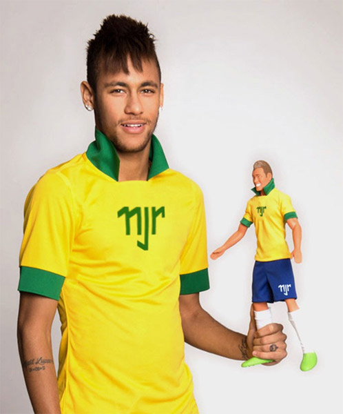Neymar vira boneco para as crianças