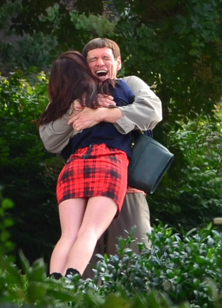  Jim Carrey dá forte abraço em Rachel Melvin em cena de filme