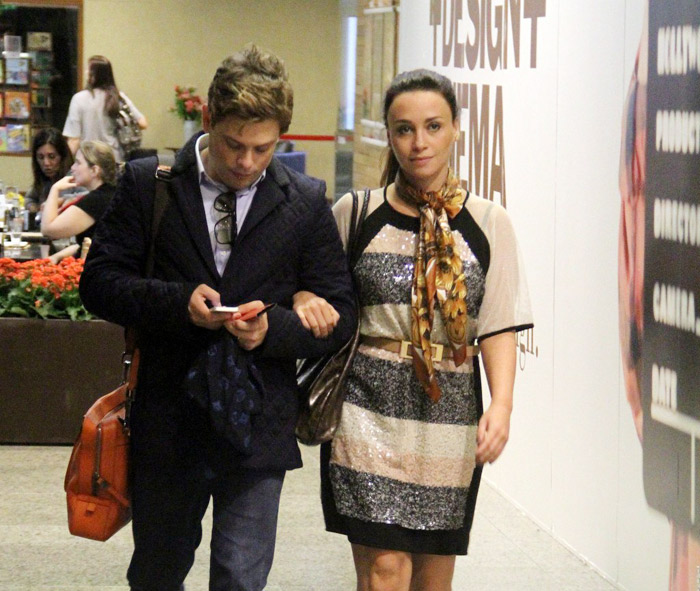 Suzana Pires e Bruno Chateaubriand batem perna por shopping carioca
