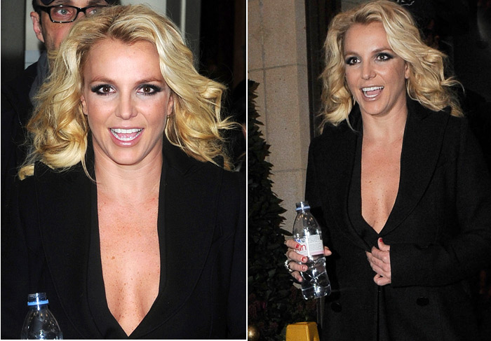 Britney Spears cuida para os seios não pularem de seu ousado decote