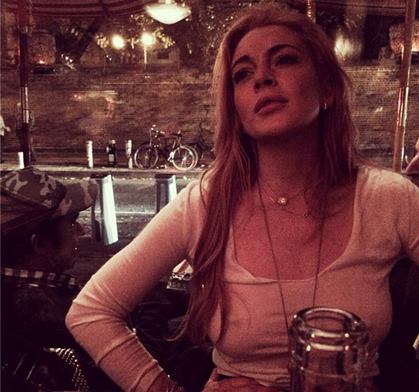 Lindsay Lohan usa camisa transparente sem sutiã