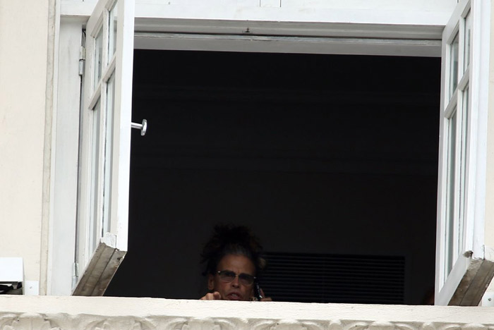 Vocalista do Aerosmit se incomoda com paparazzi em hotel, no Rio