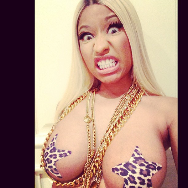 Nicki Minaj tira a blusa no Instagram