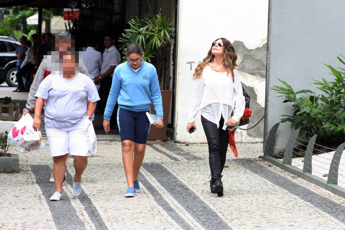 Elba Ramalho almoça em restaurante carioca