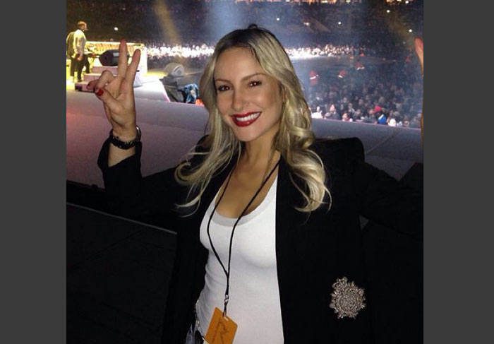 Claudia Leitte no palco de Rihanna