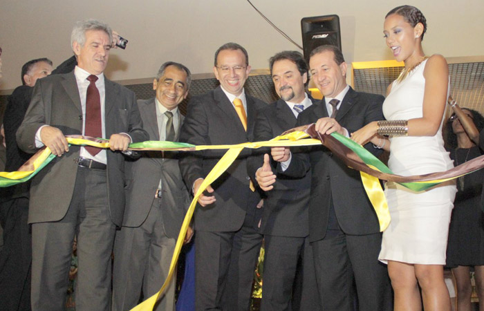 Taís Araújo prestigia evento em Belém com cabelo curtinho