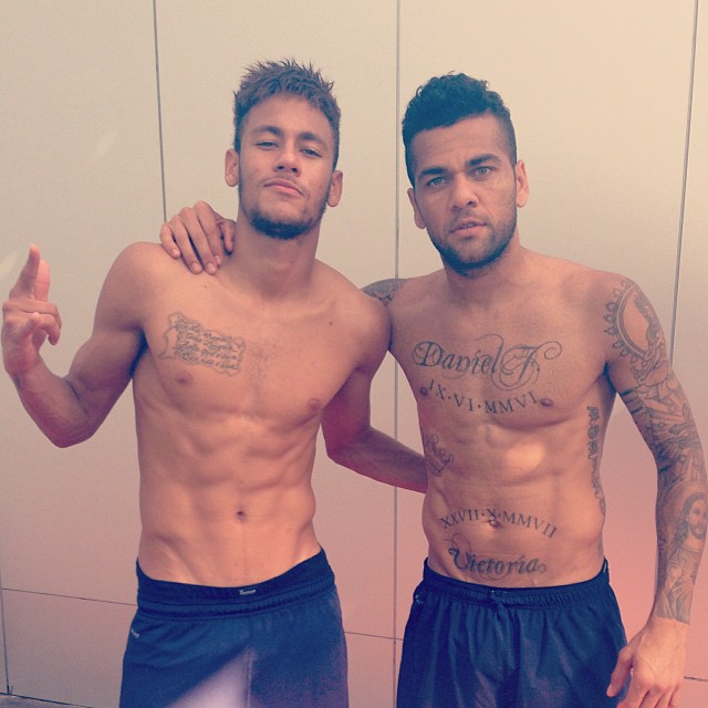 Daniel Alves e Neymar exibem corpo malhado