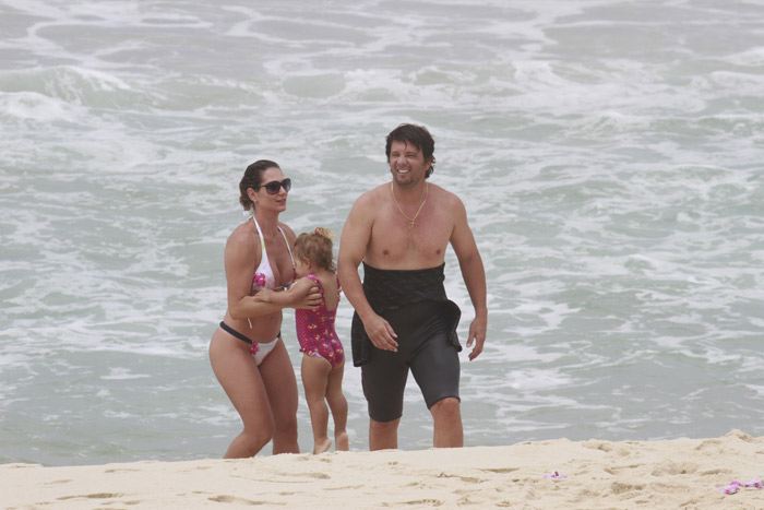 Mário Frias se esbalda com a filha na praia