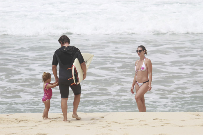 Mário Frias se esbalda com a filha na praia