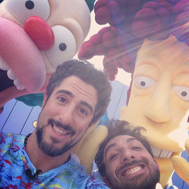 Marcos Mion e Mionzinho conhecem personagens da série Os Simpsons