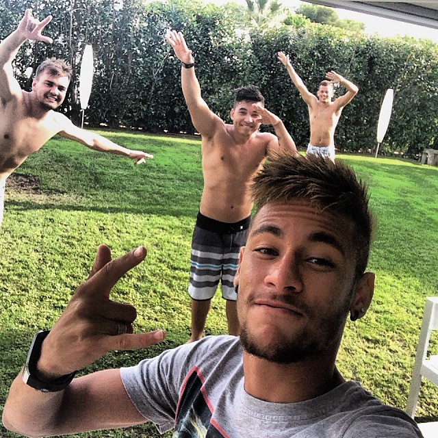 Neymar se diverte com os amigos em sua mansão