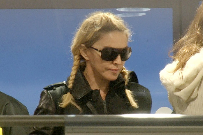Madonna passeia em Berlim com trancinhas no cabelo