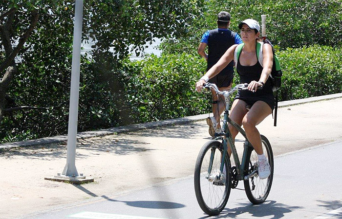 Malu Mader passeia de bicicleta pela Lagoa Rodrigo de Freitas