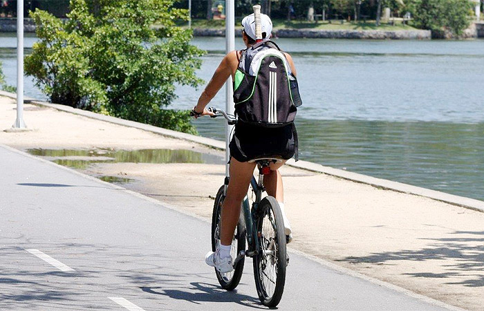 Malu Mader passeia de bicicleta pela Lagoa Rodrigo de Freitas