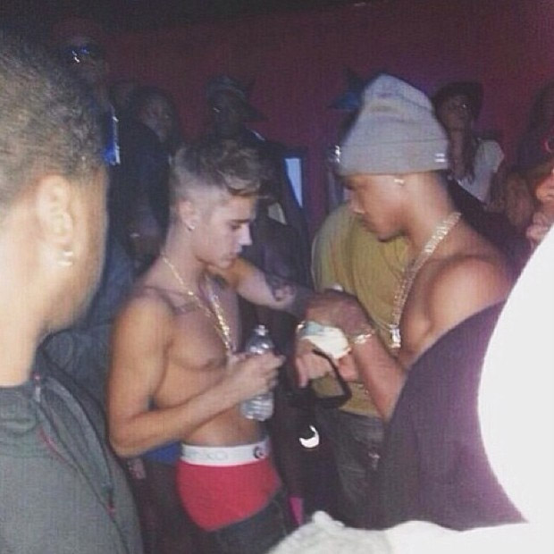 Justin Bieber sensualiza em boate de striptease