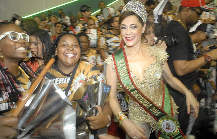 Christiane Torloni é coroada rainha de bateria da Grande Rio