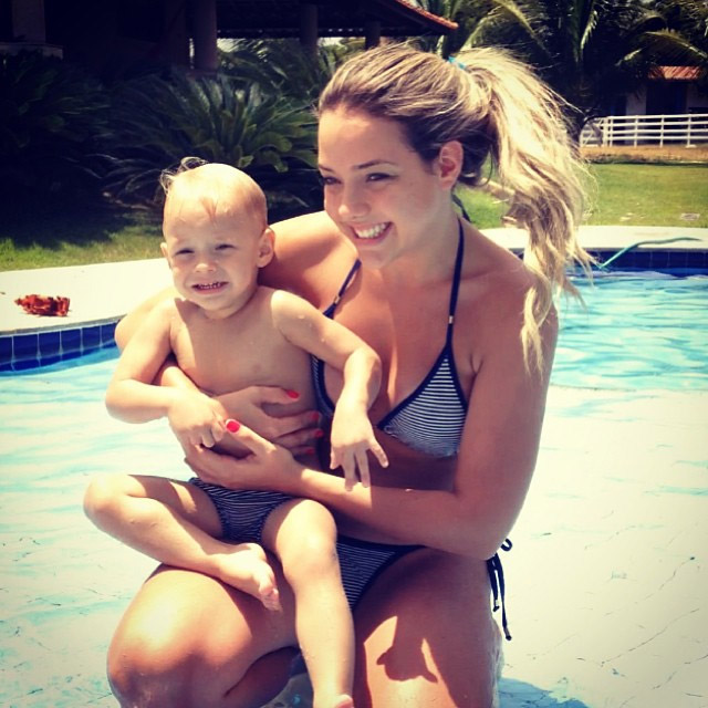 Filho de Naymar curte piscina com a mãe gata 