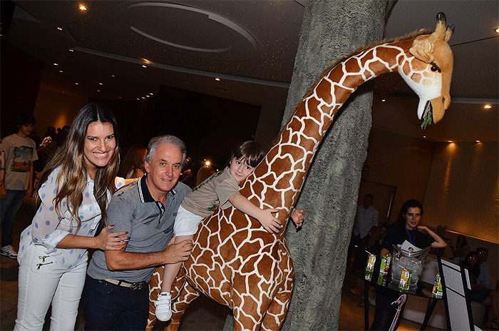 Otávio Mesquita tira fotos do filho em cima de girafa de pelúcia