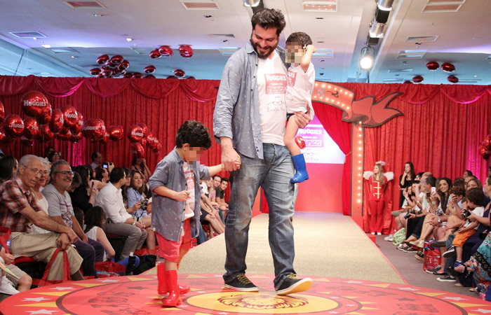 Thiago Lacerda desfila com crianças em evento de moda infantil no Rio