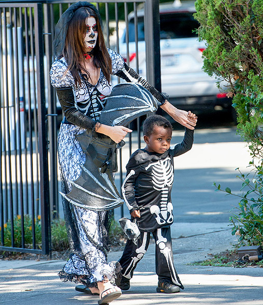 Sandra Bullock capricha na produção de caveira para o Halloween,