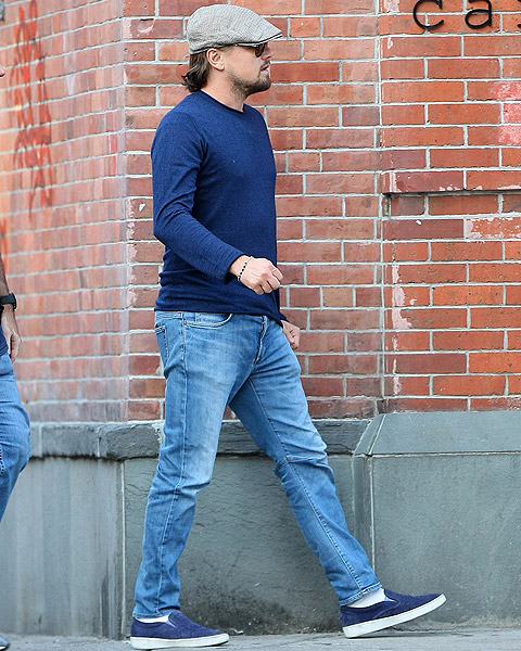  Estiloso, Leonardo DiCaprio circula por Nova York usando boina