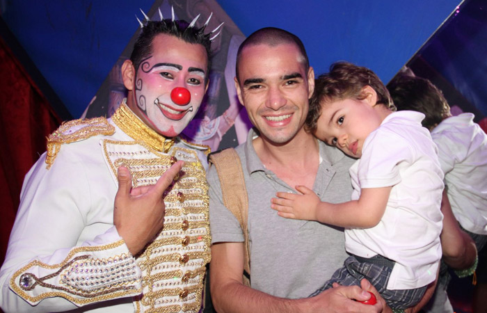 Márcio Garcia e Caio Blat se divertem em dia de circo com a família